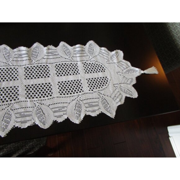 Vintage White Doily Style Table Runner with Tassels - Table Linen Home Décor - Picture 6 of 7
